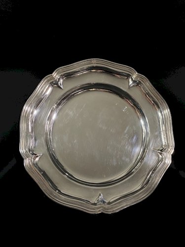 Grand plat rond en métal argenté signé Apollo modèle filet style Louis XV