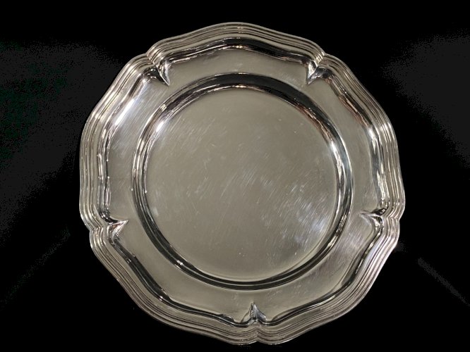Grand plat rond en métal argenté signé Apollo modèle filet style Louis XV