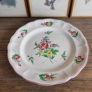 Grand plat rond KG Lunéville Réverbère, faïence de lest, décor floral