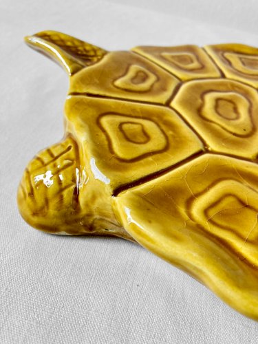 Grand plat tortue en faïence jaune moutarde, vintage années 1950-1970