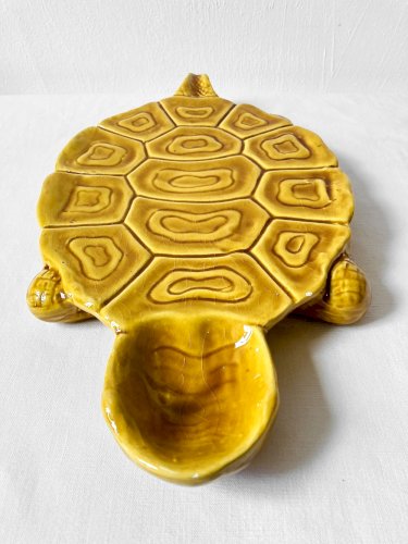 Grand plat tortue en faïence jaune moutarde, vintage années 1950-1970