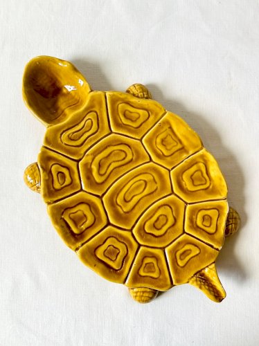 Grand plat tortue en faïence jaune moutarde, vintage années 1950-1970
