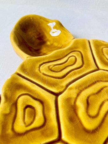 Grand plat tortue en faïence jaune moutarde, vintage années 1950-1970