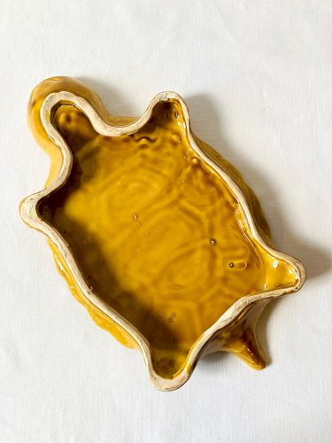 Grand plat tortue en faïence jaune moutarde, vintage années 1950-1970