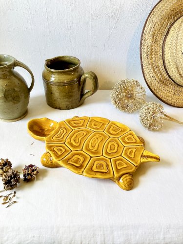Grand plat tortue en faïence jaune moutarde, vintage années 1950-1970