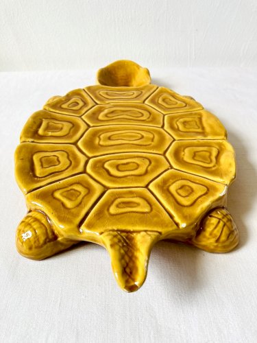 Grand plat tortue en faïence jaune moutarde, vintage années 1950-1970