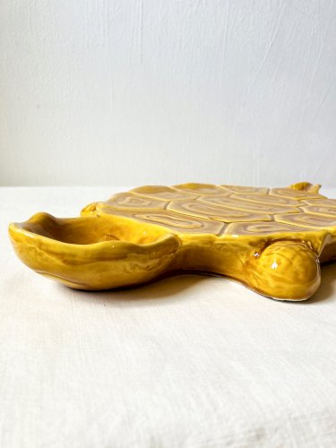 Grand plat tortue en faïence jaune moutarde, vintage années 1950-1970