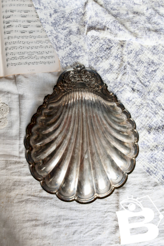 Grand plat vintage coquillage en métal argenté brillant