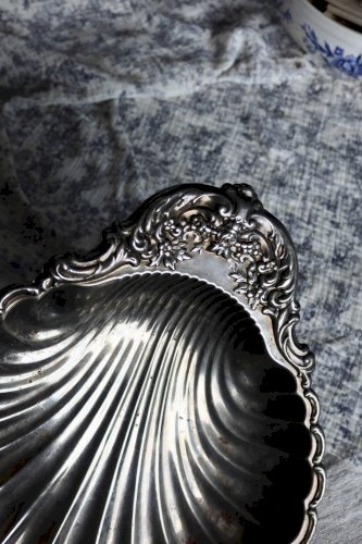 Grand plat vintage coquillage en métal argenté brillant