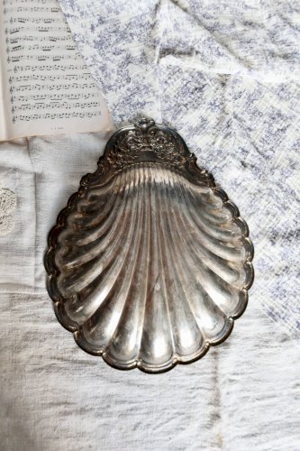 Grand plat vintage coquillage en métal argenté brillant