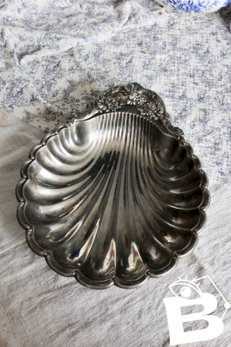Grand plat vintage coquillage en métal argenté brillant
