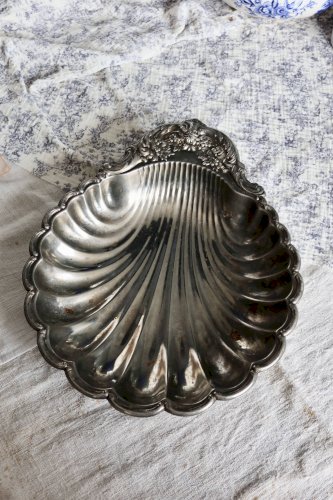 Grand plat vintage coquillage en métal argenté brillant