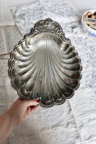 Grand plat vintage coquillage en métal argenté brillant