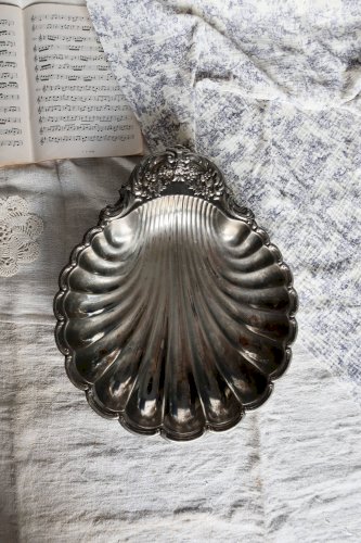 Grand plat vintage coquillage en métal argenté brillant