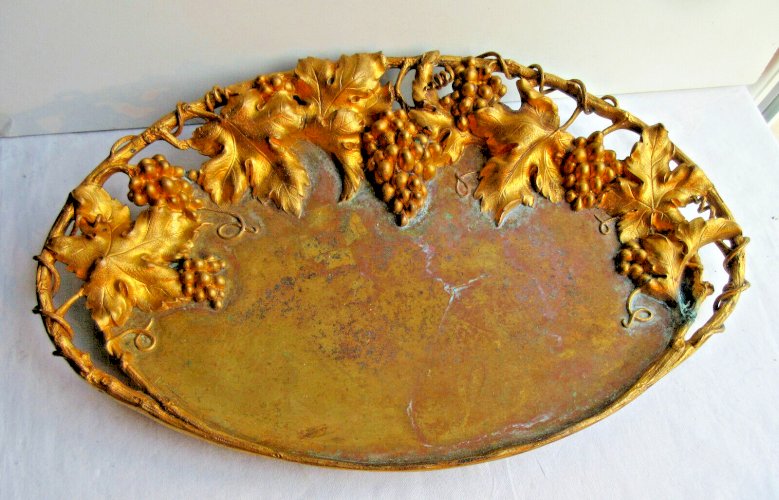 Grand plateau en bronze, signé L. LEROYER, pampres dorés à l'Or, Napoléon III