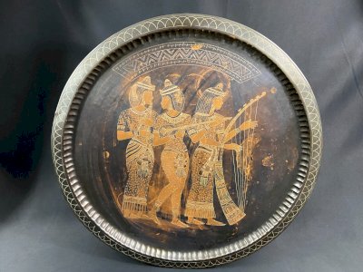 Grand plateau en cuivre ciselé incrustation argent au trio de musiciennes Egypte