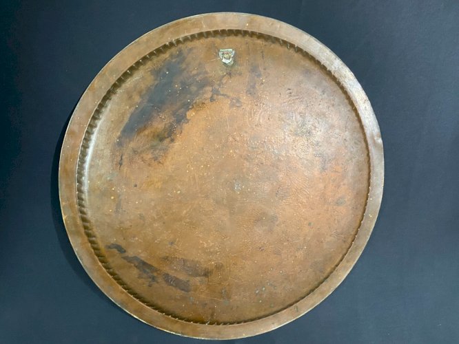 Grand plateau en cuivre ciselé incrustation argent au trio de musiciennes Egypte