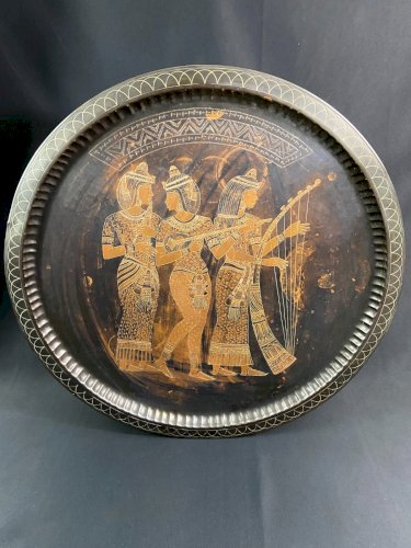 Grand plateau en cuivre ciselé incrustation argent au trio de musiciennes Egypte