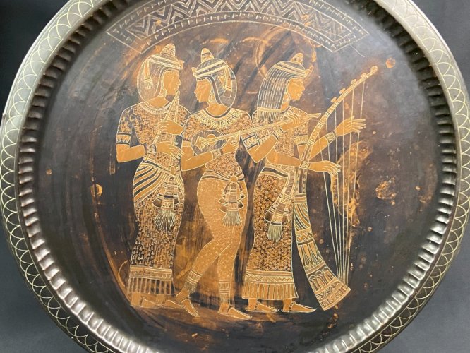 Grand plateau en cuivre ciselé incrustation argent au trio de musiciennes Egypte