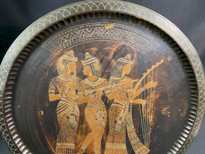 Grand plateau en cuivre ciselé incrustation argent au trio de musiciennes Egypte
