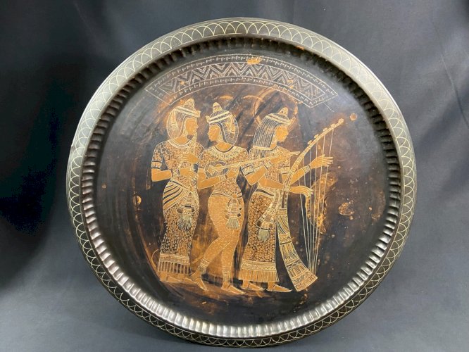Grand plateau en cuivre ciselé incrustation argent au trio de musiciennes Egypte