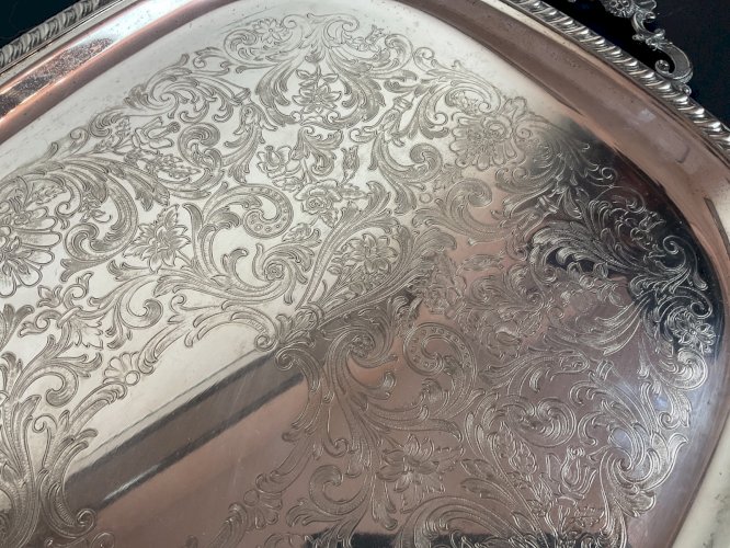 Grand plateau en métal argenté décor feuillage 68 x 40