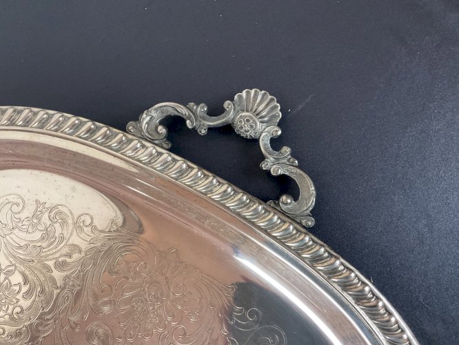 Grand plateau en métal argenté décor feuillage 68 x 40