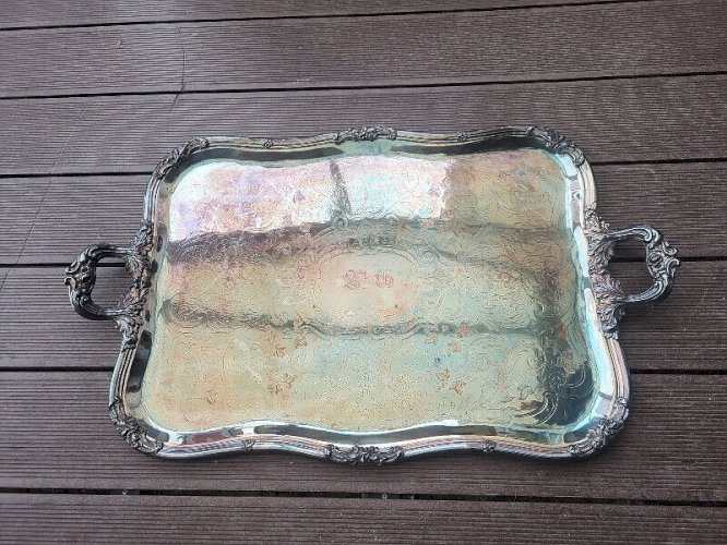 GRAND PLATEAU EN METAL ARGENTE POINCONNE ET MONOGRAMME