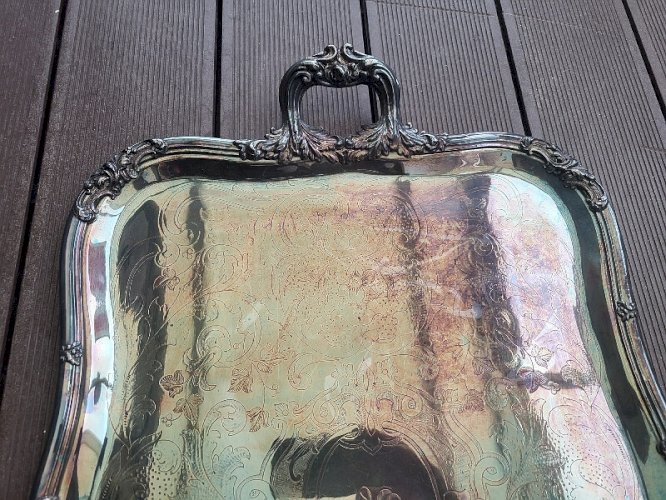 GRAND PLATEAU EN METAL ARGENTE POINCONNE ET MONOGRAMME