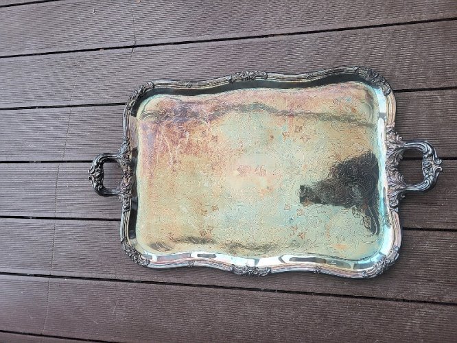 GRAND PLATEAU EN METAL ARGENTE POINCONNE ET MONOGRAMME