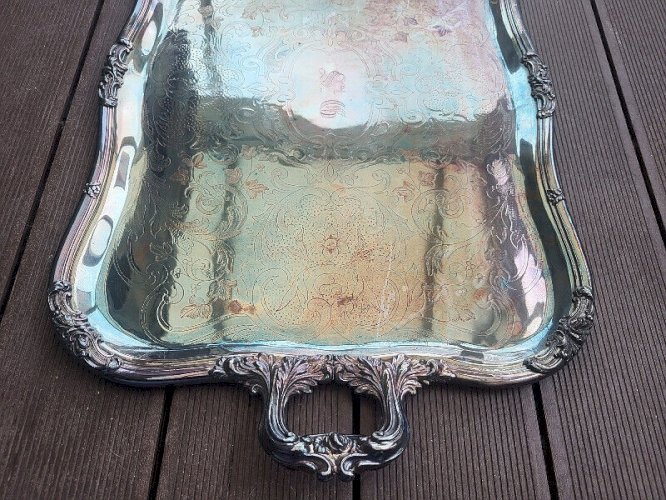 GRAND PLATEAU EN METAL ARGENTE POINCONNE ET MONOGRAMME