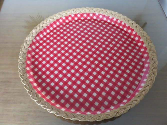 GRAND PLATEAU ROND EN ROTIN ET FIBRE DE VERRE  CARREAUX VICHY  ANNEES 50 60 