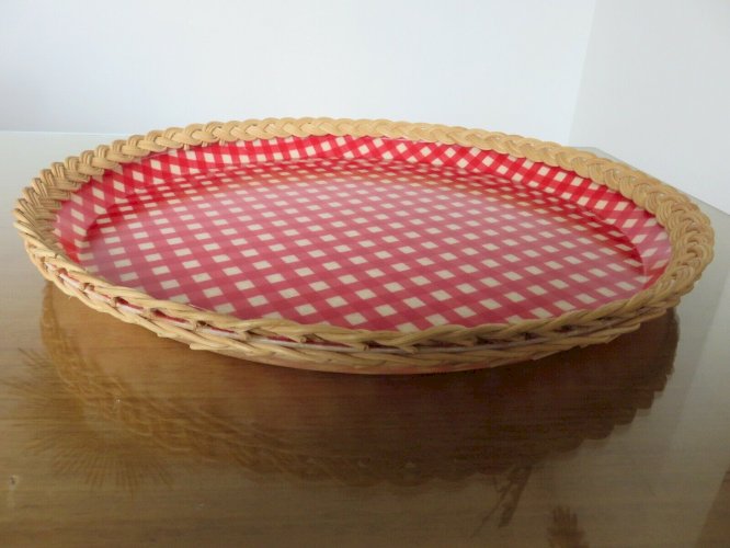GRAND PLATEAU ROND EN ROTIN ET FIBRE DE VERRE  CARREAUX VICHY  ANNEES 50 60 
