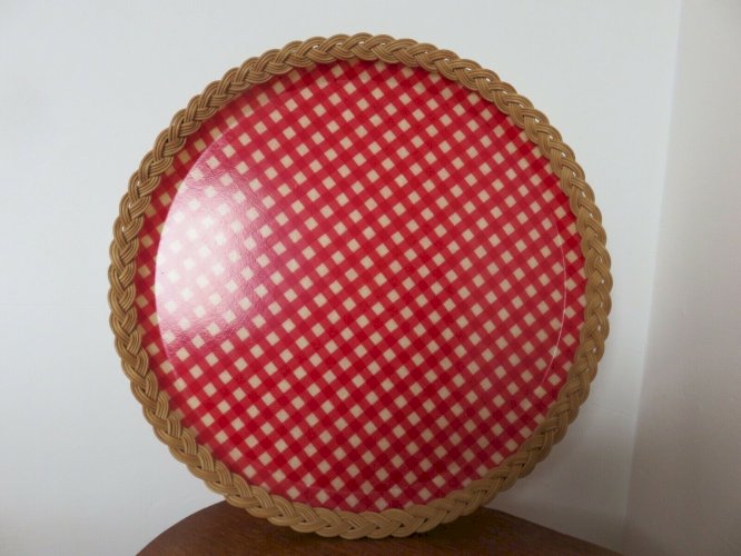 GRAND PLATEAU ROND EN ROTIN ET FIBRE DE VERRE  CARREAUX VICHY  ANNEES 50 60 