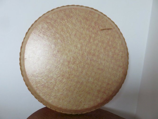 GRAND PLATEAU ROND EN ROTIN ET FIBRE DE VERRE  CARREAUX VICHY  ANNEES 50 60 