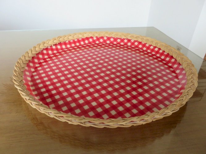 GRAND PLATEAU ROND EN ROTIN ET FIBRE DE VERRE  CARREAUX VICHY  ANNEES 50 60 