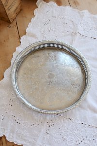 Grand plateau rond vintage métal argenté gravé et ajouré