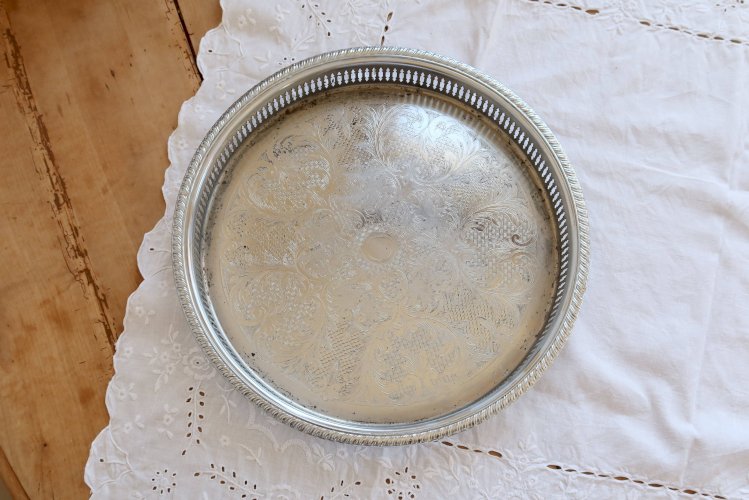 Grand plateau rond vintage métal argenté gravé et ajouré