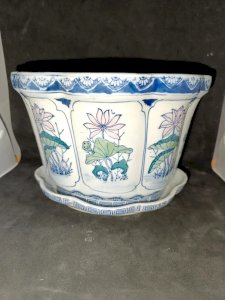 large pot with saucer Asian with floral decoration in good condition