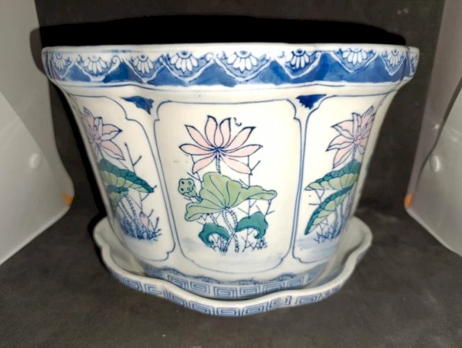 grand pot avec soucoupe asiatique à decor floral en bon etat