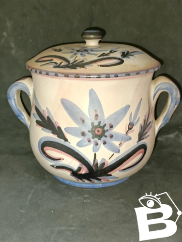 grand pot couvert decor floral signé sous la base en bon etat