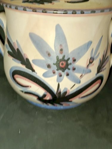 grand pot couvert decor floral signé sous la base en bon etat