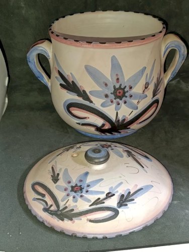 grand pot couvert decor floral signé sous la base en bon etat