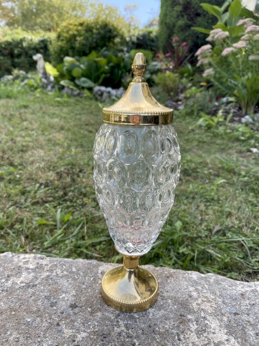 Grand pot couvert vintage en verre façon cristal et métal doré – Bonbonnière, pot à gingembre, vase – 34 cm