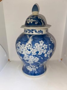 grand pot / vase à gingembre dorigine chinoise signé sous la base type Prunus en bon etat