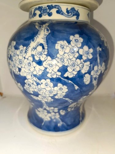 grand pot / vase à gingembre dorigine chinoise signé sous la base type Prunus en bon etat