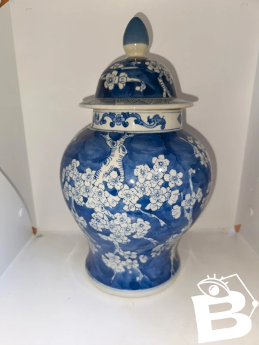 grand pot / vase à gingembre dorigine chinoise signé sous la base type Prunus en bon etat