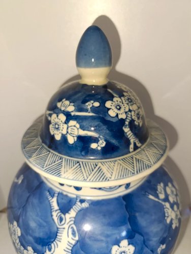 grand pot / vase à gingembre dorigine chinoise signé sous la base type Prunus en bon etat