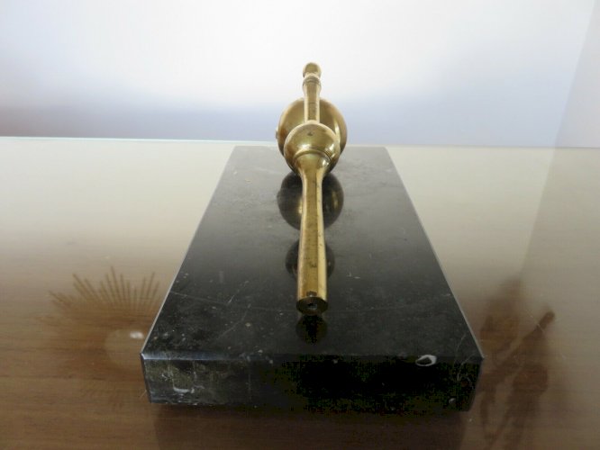 GRAND PRESSE PAPIER EN LAITON DORE SUR SOCLE EN MARBRE ANNEES 70 VINTAGE -2,7KG 