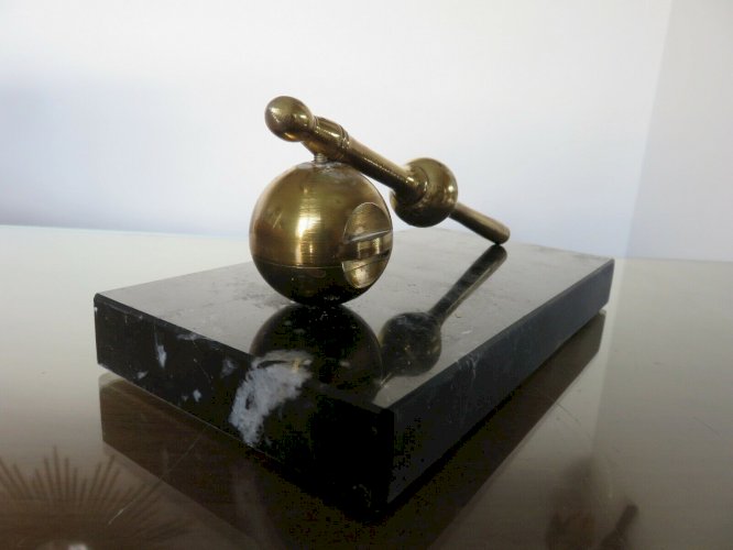 GRAND PRESSE PAPIER EN LAITON DORE SUR SOCLE EN MARBRE ANNEES 70 VINTAGE -2,7KG 